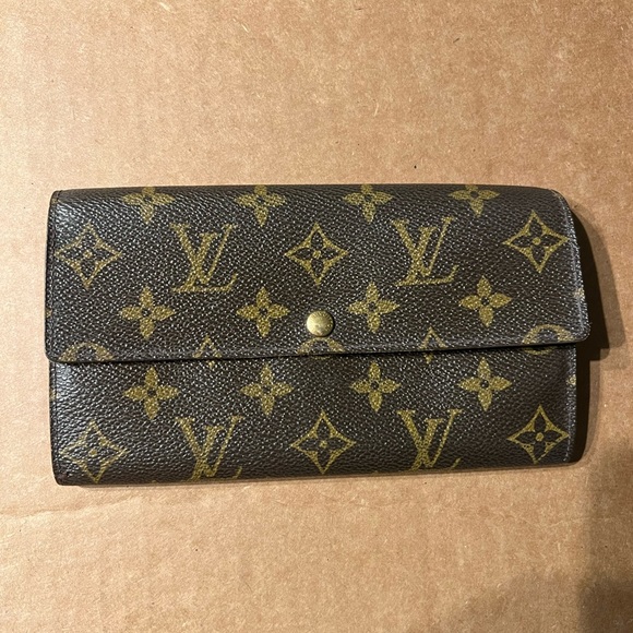 Louis Vuitton Handbags - Louis Vuitton Sara Wallet Reposhing @Jebwa loves it but ready to rotate As Is